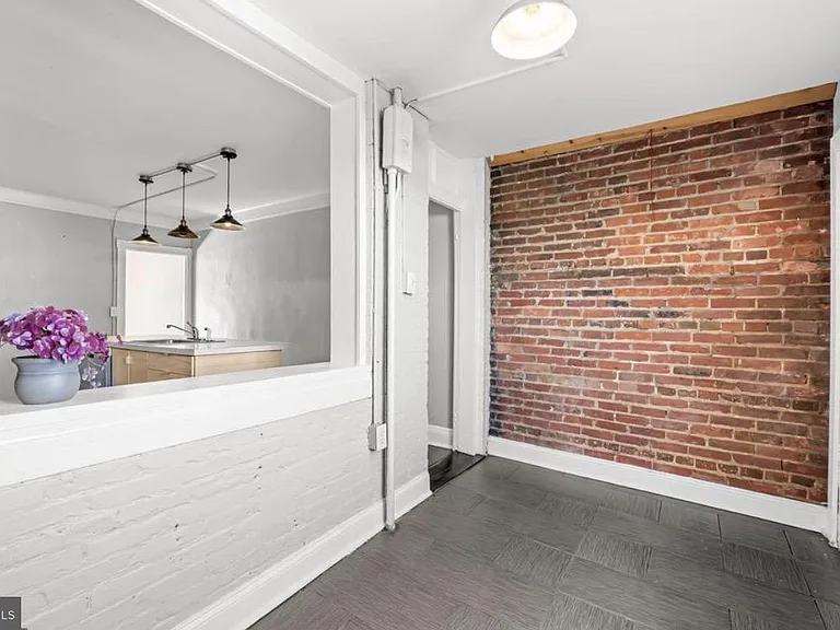 223 Grundy St — Photo 10