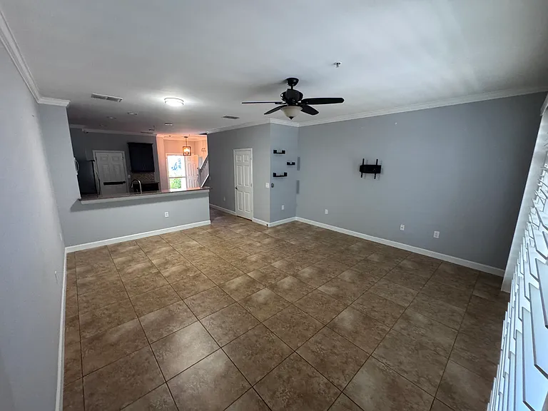 1289 Oxford Ln — Photo 3