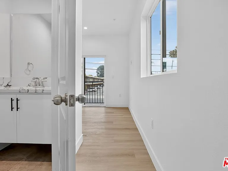 11444 Oxnard St #1/2 — Photo 14