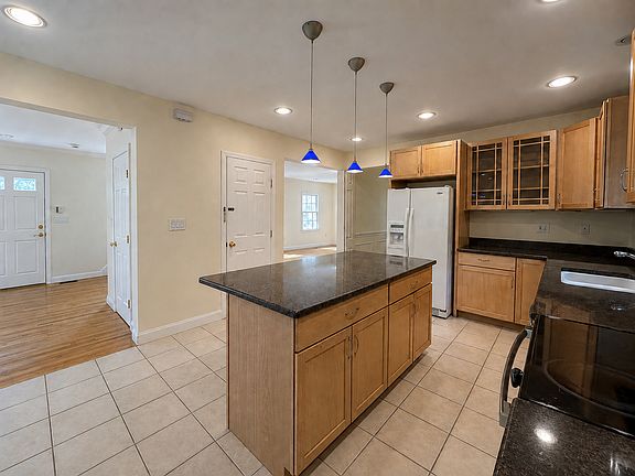 5th image of 27 Sullivan Ave