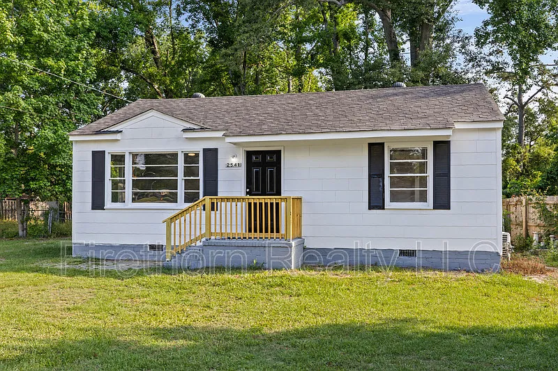 3 bed, 2.0 bath, 1200 sqft, $1,400 — Photo 3