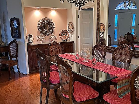 Dining room; high ceilings