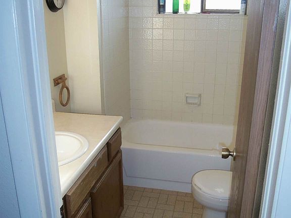 Bathroom (located upstairs)