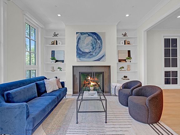 4th image of 2036 N Wolcott Ave