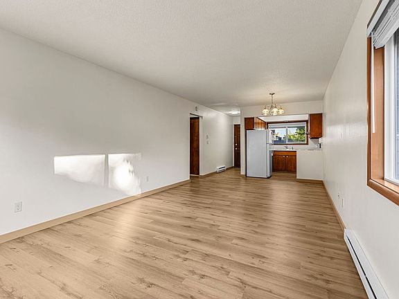 5th image of 2947 SE Washington St