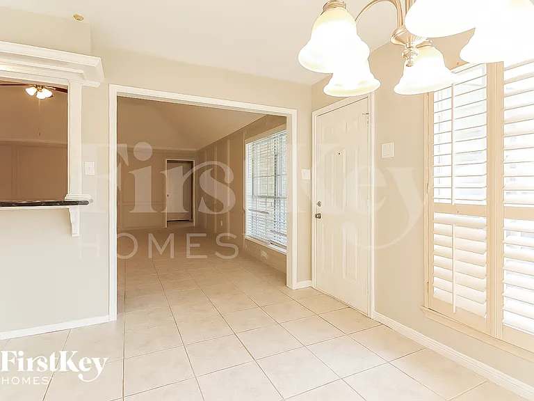 2303 Prestwick Dr — Photo 6