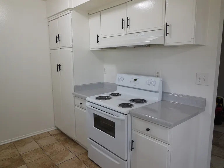 Pointe Newport Apartments — Photo 12