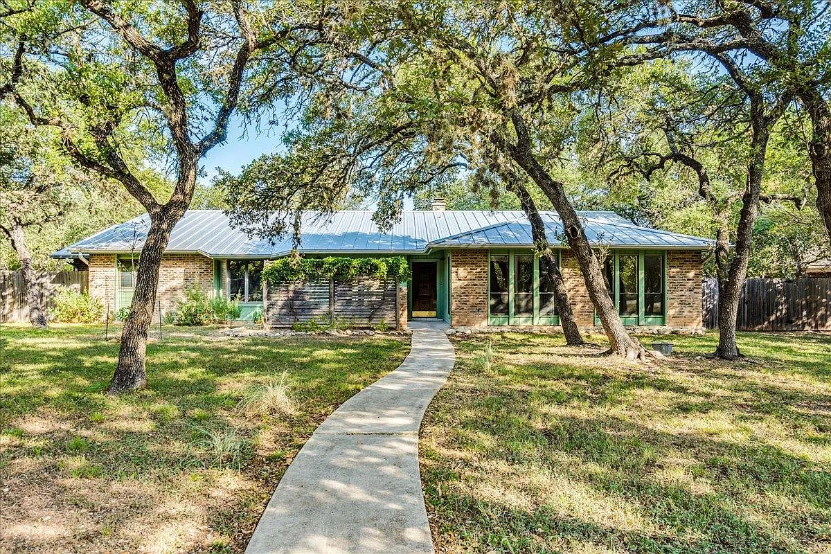 4 bed, 2.0 bath, 2132 sqft, $2,800 — Photo 1