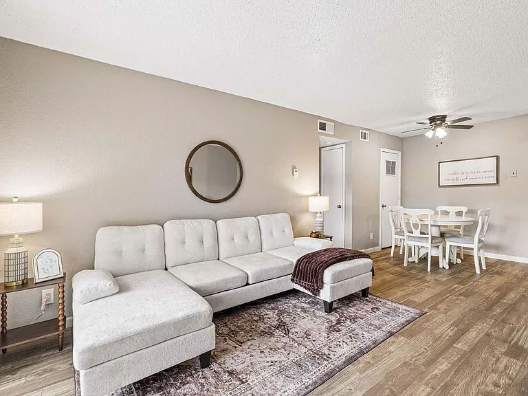 Huntington Hollow Apartments — Photo 13
