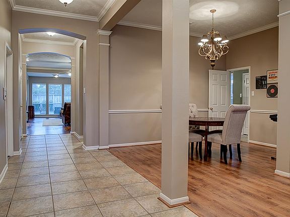 Welcoming entry, open and bright all the way to the backyard!