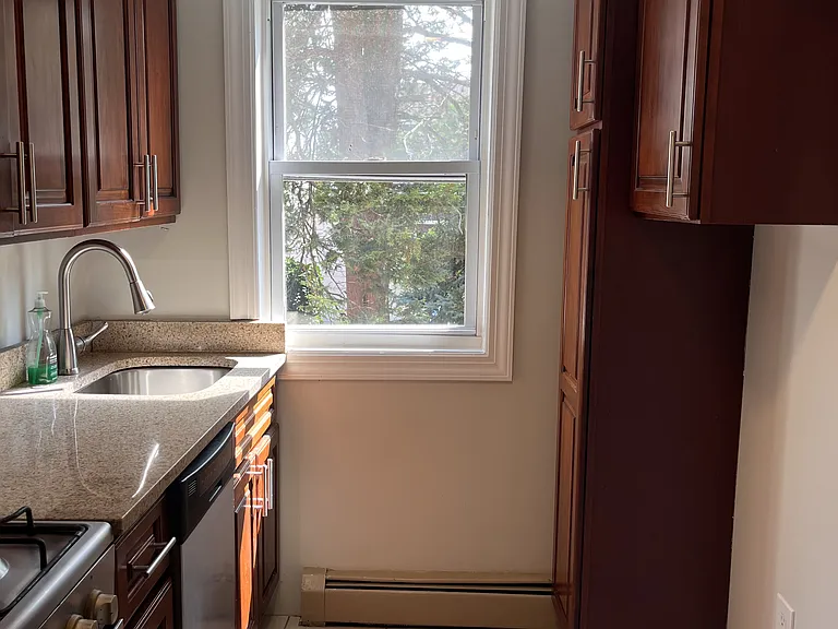 386 Lawton Ave — Photo 7