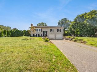 10 Gray Oaks Dr, East Freetown, MA 02717