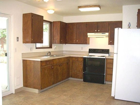 Kitchen w/eat-in area