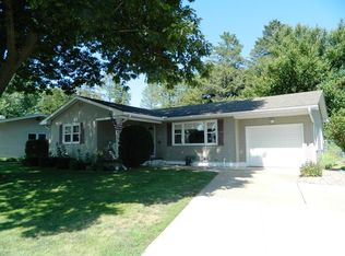 821 N 12th St, Clinton, IA 52732