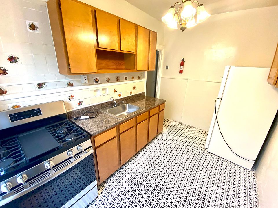 2nd image of 365 E 54th St