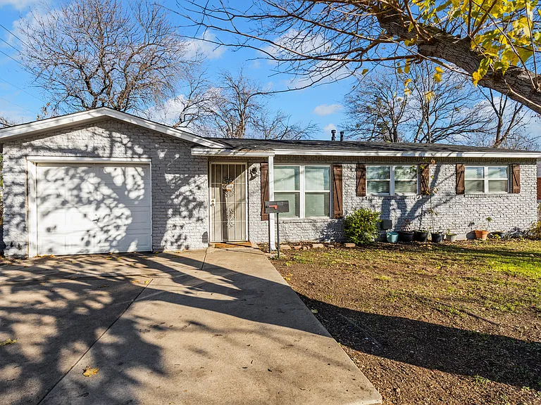 1001 Altamont Dr — Photo 2