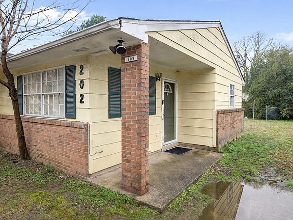 3rd image of 202 Lynn Rd