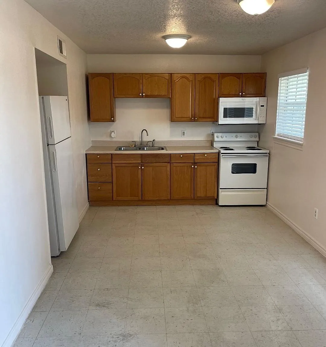 2 bed, 1.0 bath, 4752 sqft, $800 — Photo 2