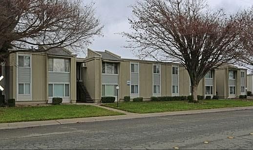 1st image of 230 E 18th St
