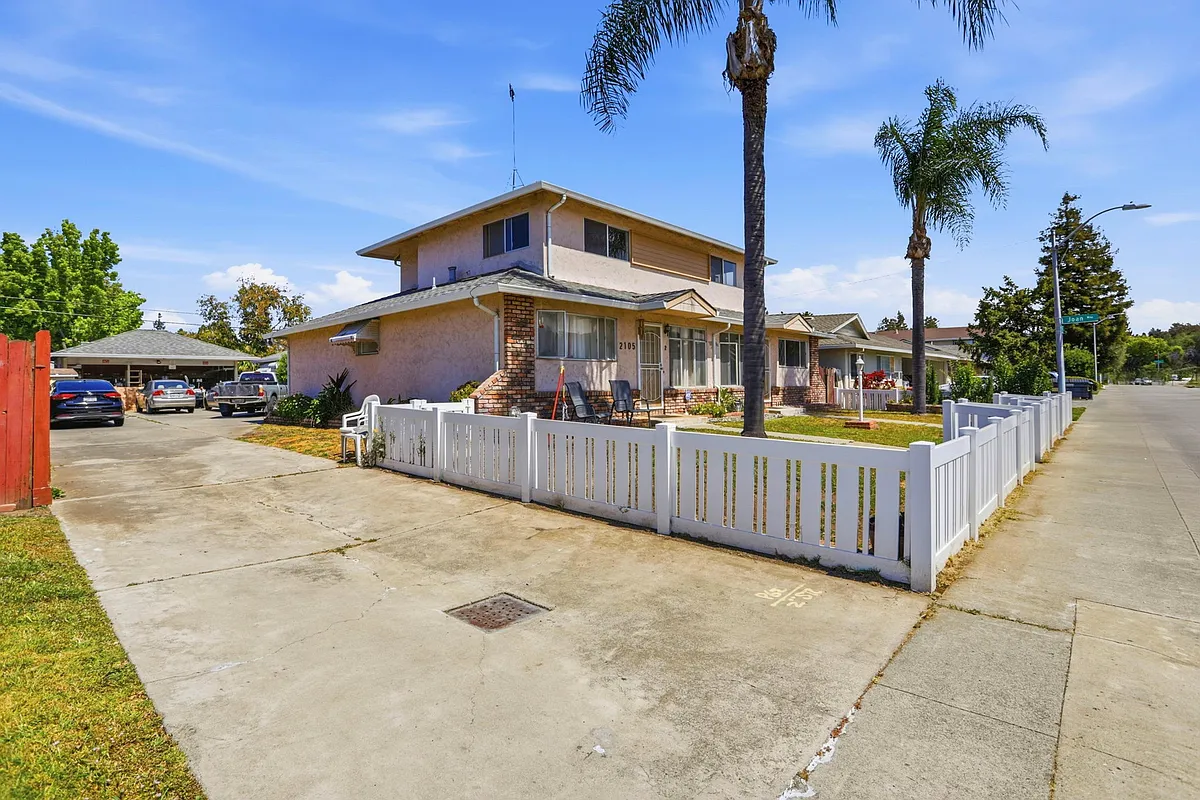 Building Photo - 2105 Royal Dr #1