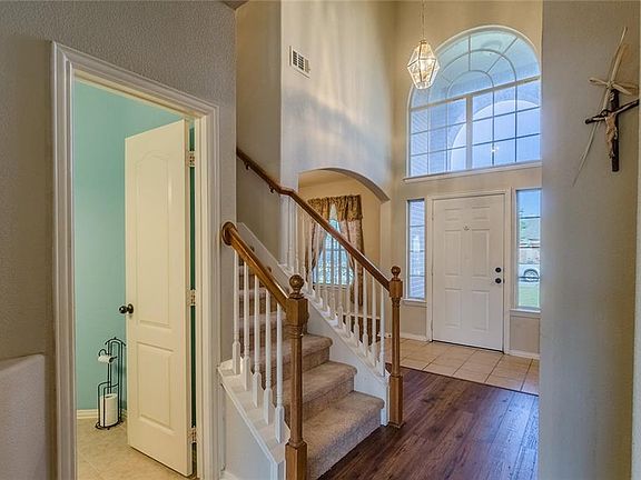 3rd image of 409 Highview Cir