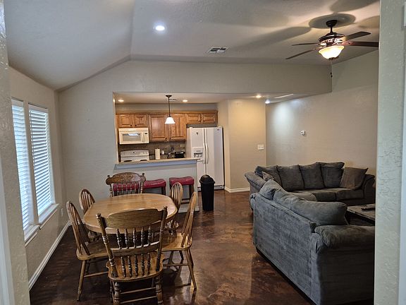 5th image of 2505 SW C Ave #B