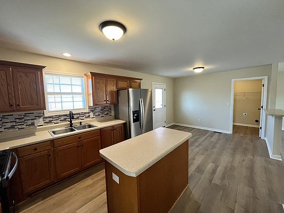 3rd image of 163 Royal Dr