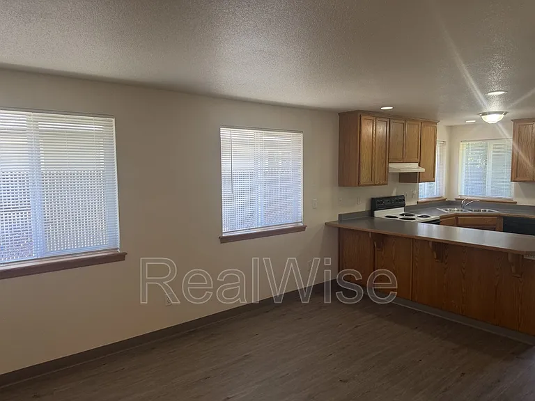 210 3rd St #B — Photo 21