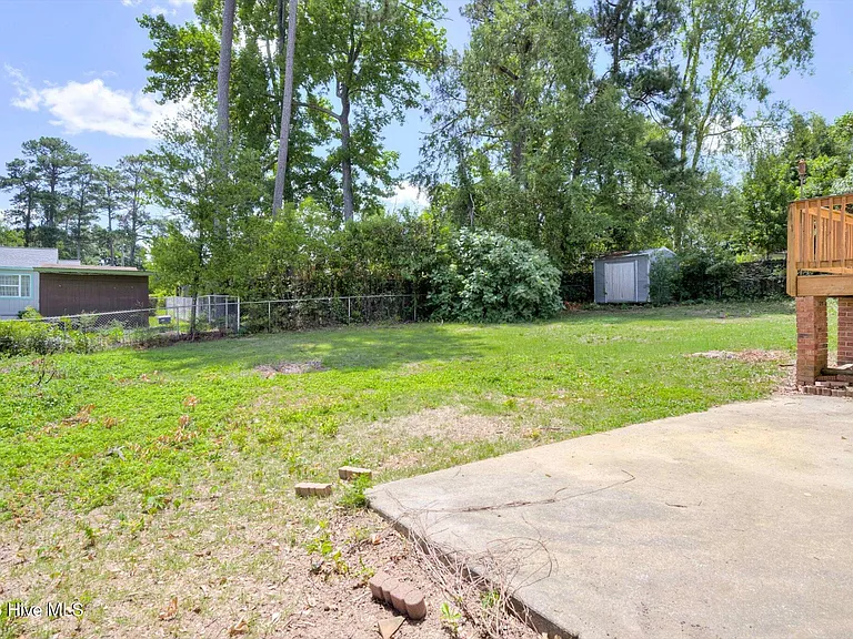 152 Holiday Dr — Photo 40
