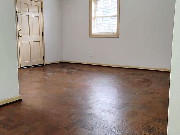 5th image of 1900 & 1904 Canterbury Cir #9