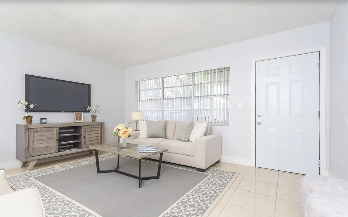 Lake House Apartments — Photo 4