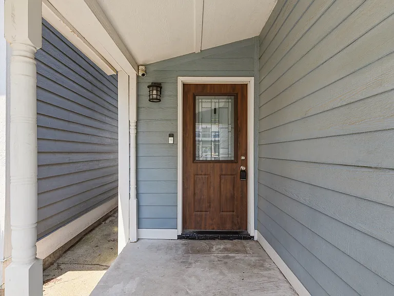 1330 Lexington Ave — Photo 3