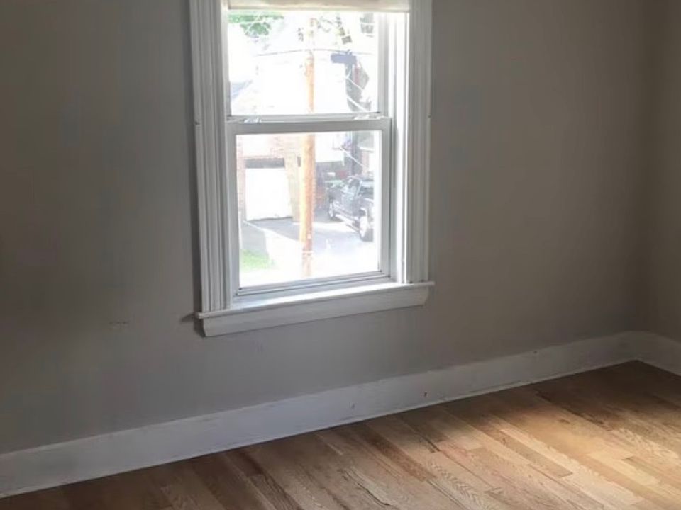 2nd image of 12-14 Lincoln Rd #1