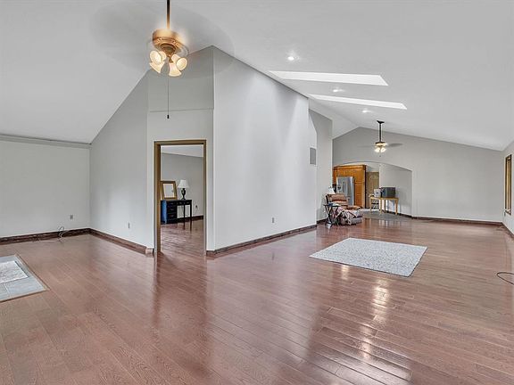 4th image of 4825 Honeysuckle Ln
