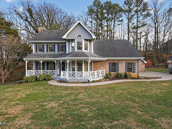 3rd image of 425 Rosewood Ln