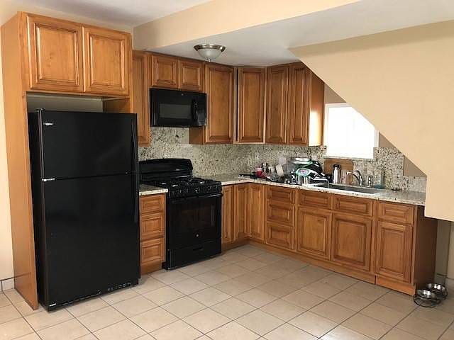 Kitchen w/ fully functional appliances