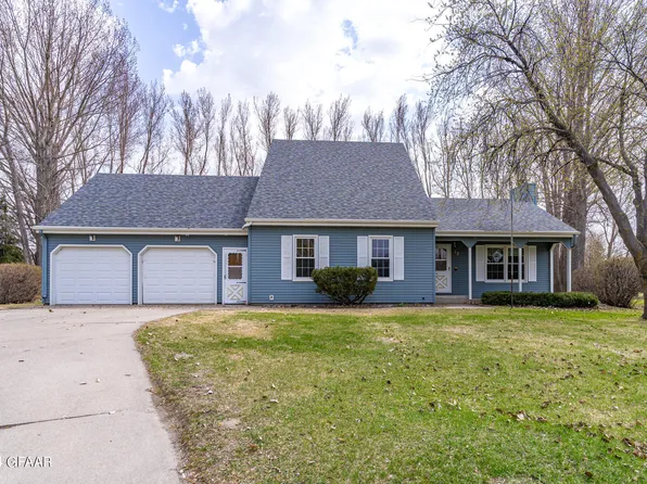 12 James Cir SE, East Grand Forks, MN 56721
