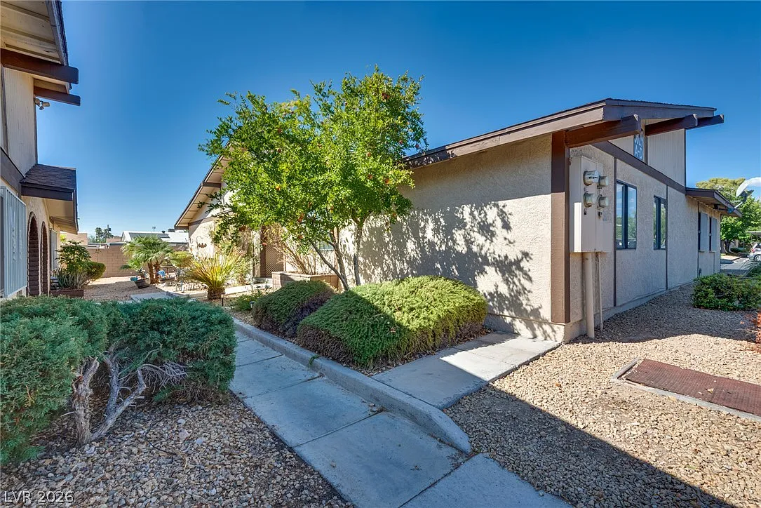 2 bed, 1.0 bath, 844 sqft, $1,990 — Photo 2