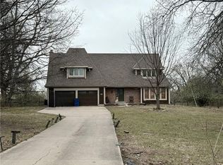 9245 Oakcrest Dr, Lenexa, KS 66227