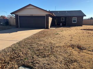 318 S Saddle Rd, Enid, OK 73703