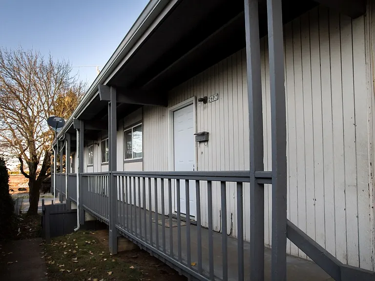 2600 NE Lombard St — Photo 2