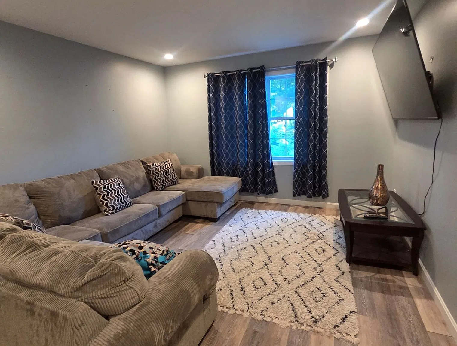 3 bed, 1.0 bath, $6,317 — Photo 3