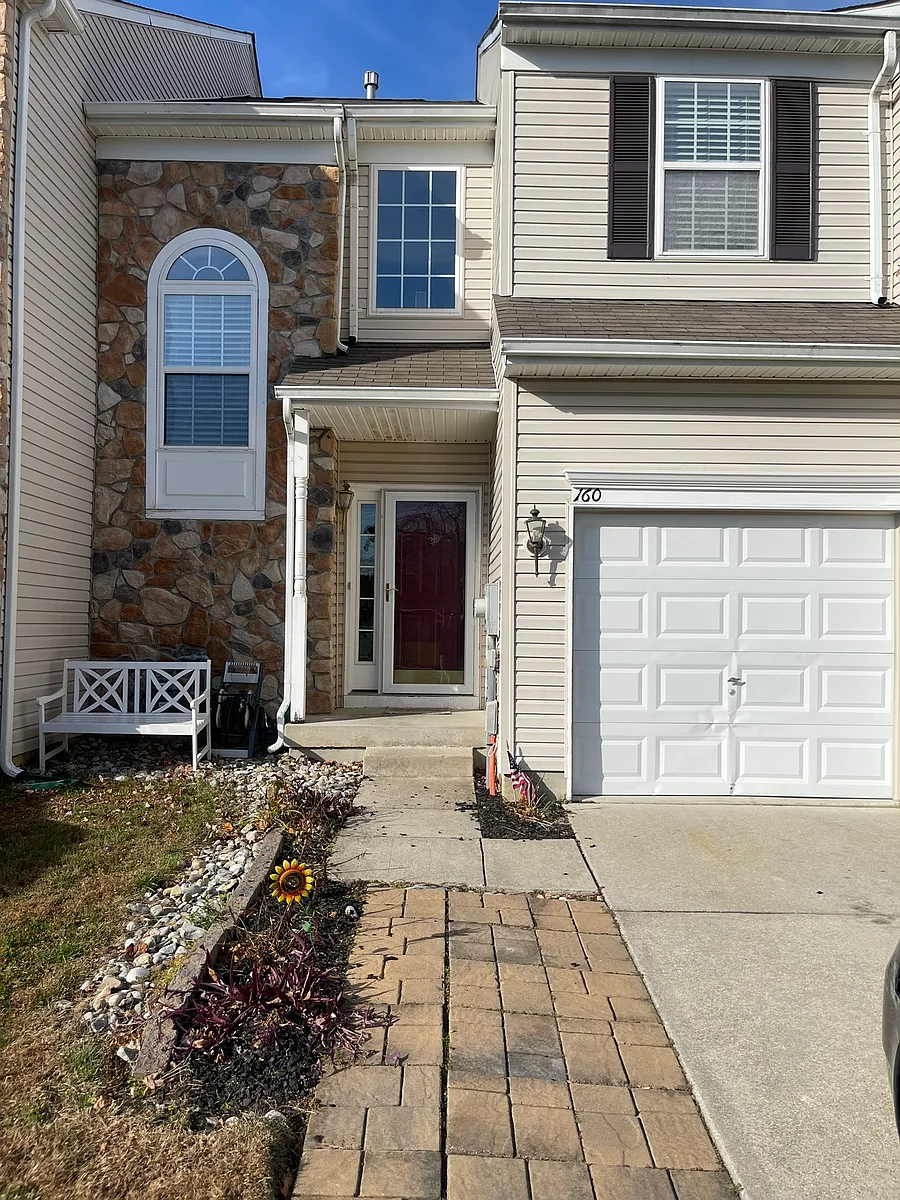 Building Photo - 160 Pennsbury Ln