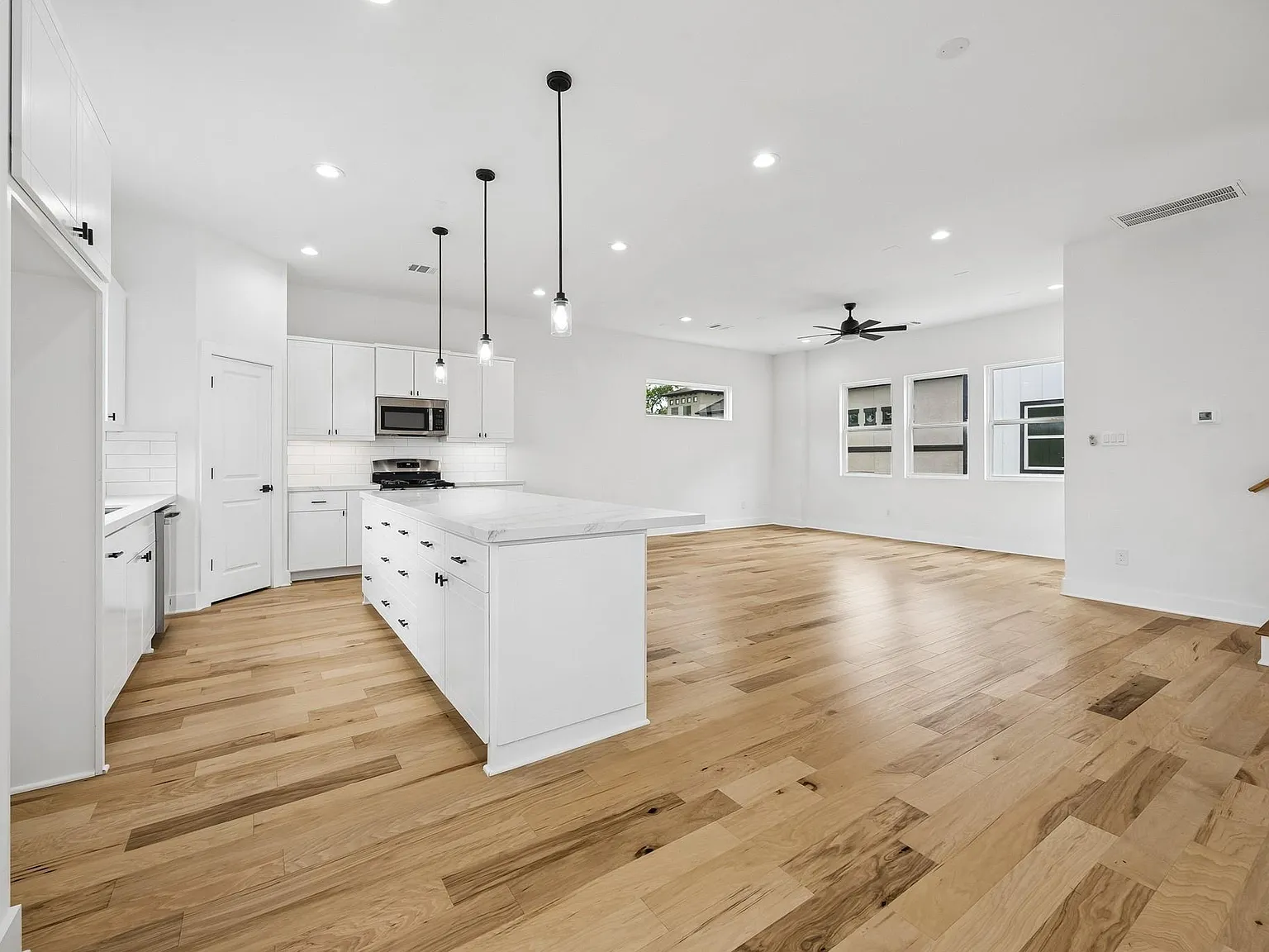 3 bed, 3.5 bath, 1932 sqft, $2,600 — Photo 2