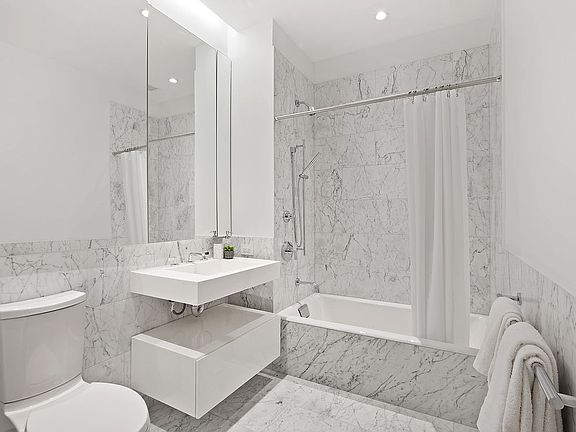 4th image of 15 W 61st St #3D