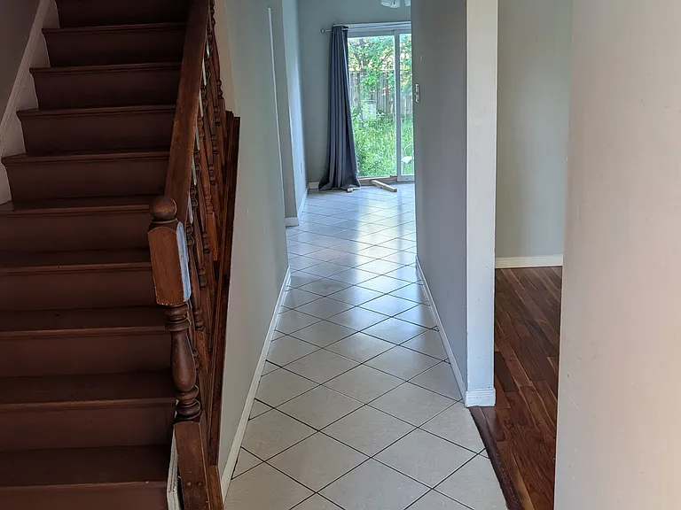 61 Ashley Cres — Photo 3