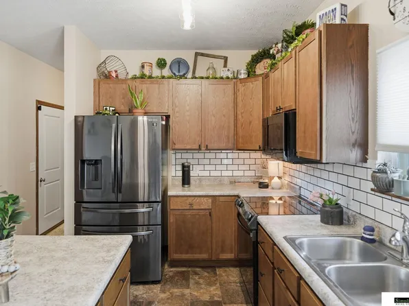 941 Scotts Creek Ct, Hickman, NE 68372