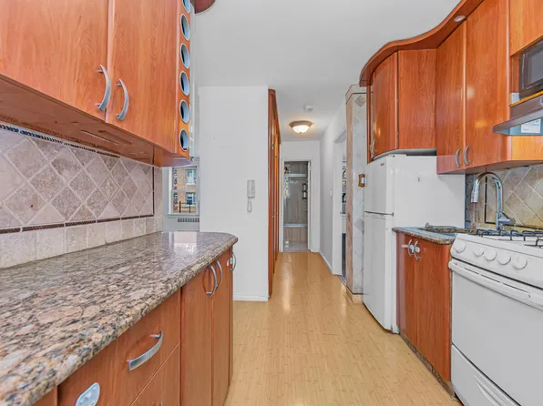 65-35 Yellowstone Boulevard image 2 of 6