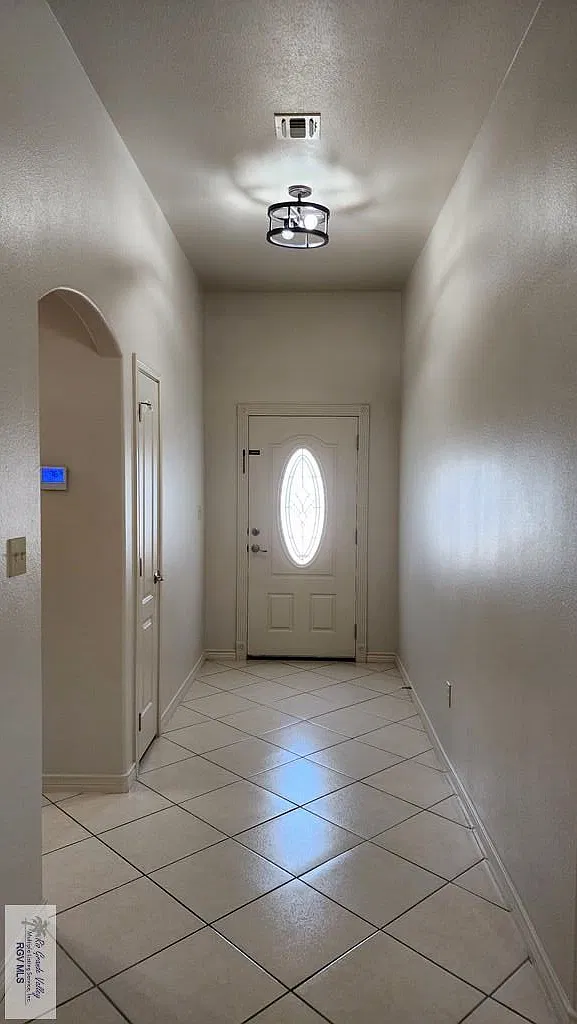 4 bed, 3.0 bath, 1978 sqft, $2,100 — Photo 2