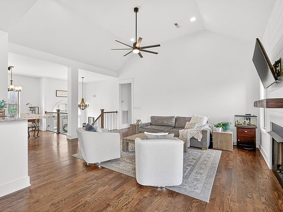 3rd image of 105 Brook Hollow Ct